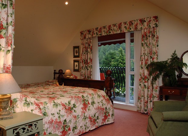 Floydies Room - King bedroom with large balcony overlooking the river
